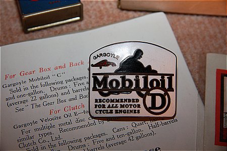 MOBIL "D" ORIGINAL CAP BADGE - click to enlarge